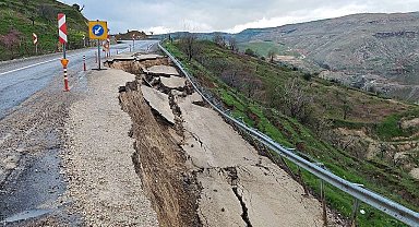 Eruh kara yolunda heyelan: Yolun bir bölümü çöktü