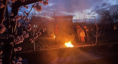 Erzincan'da çiftçiler don nöbetinde
