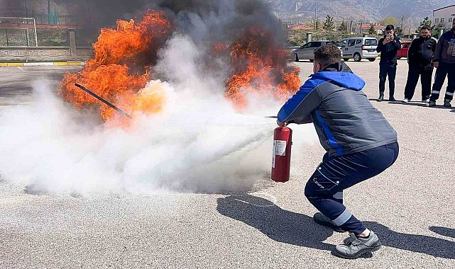 Erzincan'da itfaiyeden kurum personeline yangın eğitimi