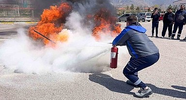 Erzincan'da itfaiyeden kurum personeline yangın eğitimi