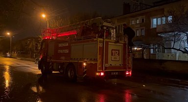 Erzincan'da mahsur kalan kedi itfaiye ekiplerince kurtarıldı