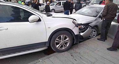 Erzincan'da trafik kazası: 2 yaralı