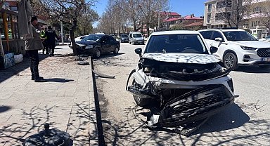 Erzincan'da trafik kazası: 3'ü çocuk 6 yaralı