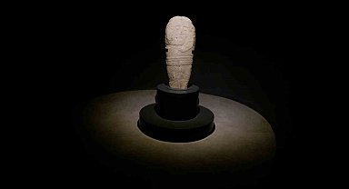 Erzurum'da bulunan 2 bin 500 yıllık 'taş baba' heykeli ziyaretçilerin ilgi odağı oldu