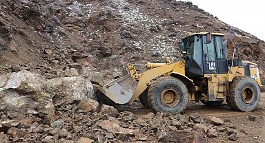 Erzurum'da heyelan yolu kapattı