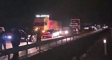 Erzurum'da jandarma aracının da karıştığı zincirleme kaza: 2 asker yaralı