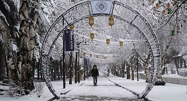Erzurum'da kar kenti yeniden beyaza bürüdü