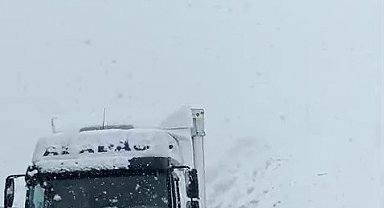 Erzurum'da ulaşıma kar engeli