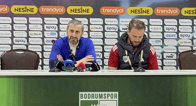 Erzurumspor FK oyuncuları basın toplantısını basıp kutlama yaptı