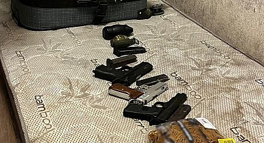 Esenyurt'ta bir eve düzenlenen operasyonda uyuşturucu ve el bombası ele geçirdi