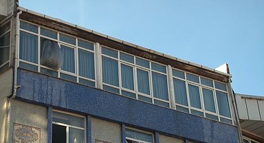 Esenyurt'ta çatıda çıkan yangın 3 binaya sıçradı