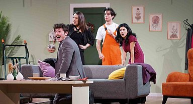 Esenyurt'ta "Sara'yı Evlendirmek" oyunu izleyiciden tam not aldı