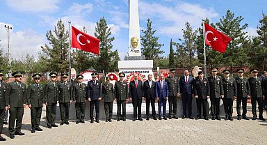 Eski KKTC Cumhurbaşkanı Tatar, Şanlıurfa'nın kurtuluşunun 106. yıl dönümü törenine katıldı