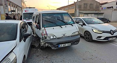 Eskişehir'de 4 aracın karıştığı trafik kazasında 3 kişi yaralandı