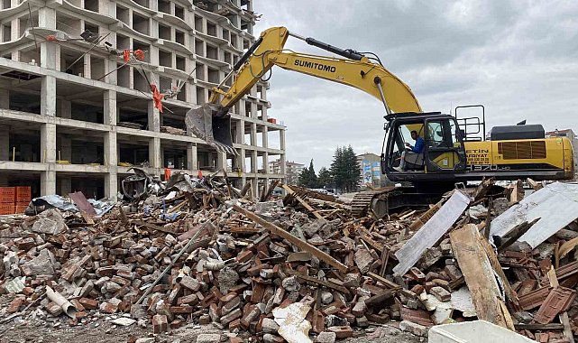 Eskişehir'de çöken binanın yanındaki riskli yapı da yıkıldı