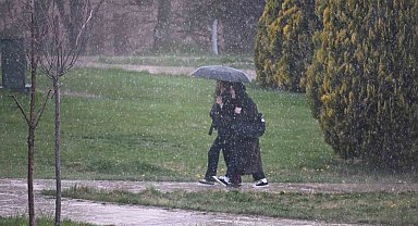 Eskişehir'de yağmur bastırdı, öğrenciler şemsiyelere sarıldı