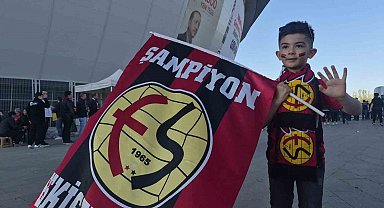 Eskişehirspor'a kumbarasını bağışlayan minik Buğra takımını yalnız bırakmıyor