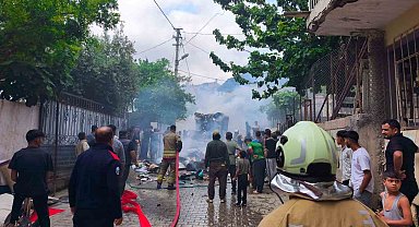 Ev eşyası yüklü pikap alevlere teslim oldu