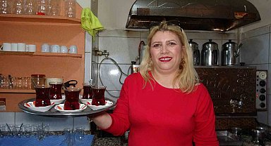 Evde sıkılan kadınlar kıraathaneye gelip masa oyunlarıyla stres atıyor