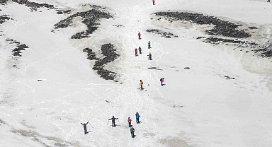 Everest'e çıkan dağcılara karbonat vererek milyonluk dolandırıcılık ağı kurdular