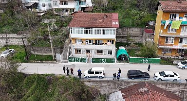 Evin çatısına ve önündeki çitlere yazılan yazılar ekipleri harekete geçirdi