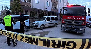 Evinde çıkan yangını söndürmek isterken yanarak can verdi