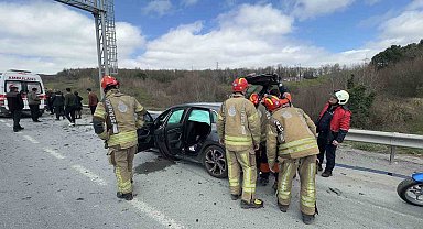Eyüpsultan'da hafriyat kamyonuna çarpan otomobil hurdaya döndü: 1 yaralı