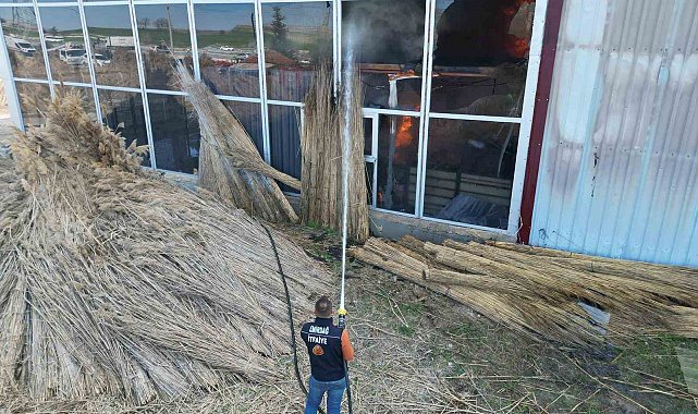 Fabrika yangınında duman ve alevler metrelerce yükseğe çıktı