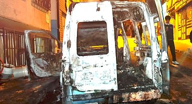 Fatih'te park halindeki otomobil alev aldı