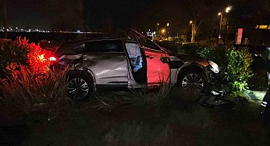 Fatih'te yoldan çıkan otomobil taklalar atarak parka savruldu: 1 yaralı