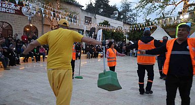 Festival alanını hem temizlediler hem eğlendiler