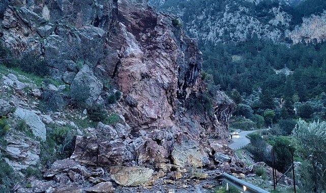Fethiye'de kaya düşmesi sonucu Faralya yolu ulaşıma kapandı