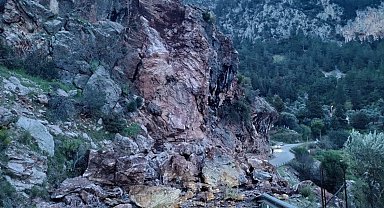 Fethiye'de kaya düşmesi sonucu Faralya yolu ulaşıma kapandı