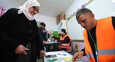 Filistin'de yıllar sonra yapılan seçimlerde "Abbas" üstünlüğü