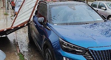 Fırtınanın etkisiyle yapıdan kopan parça araca zarar verdi