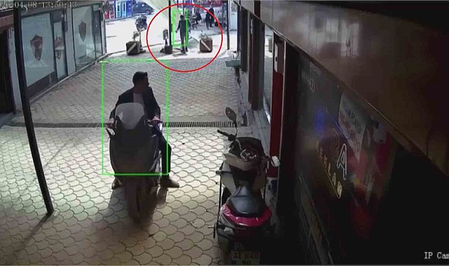 Fırtınanın uçurduğu plastik çatı, esnafı kıl payı teğet geçti o anlar kamerada