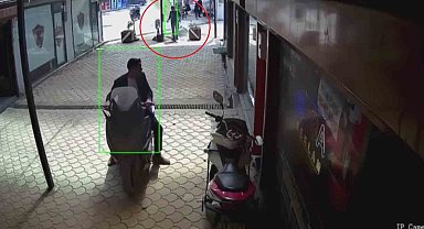 Fırtınanın uçurduğu plastik çatı, esnafı kıl payı teğet geçti o anlar kamerada