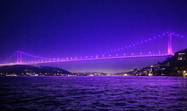 Galata Kulesi'ne "Kanserde Erken Teşhis Hayat Kurtarır" mesajı yansıtıldı