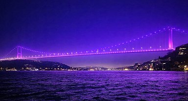 Galata Kulesi'ne "Kanserde Erken Teşhis Hayat Kurtarır" mesajı yansıtıldı