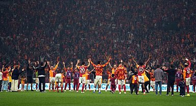 Galatasaray, derbi galibiyetini taraftarıyla kutladı