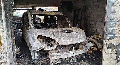 Garajda alevlere teslim olan 2 araç ve motosiklet kullanılmaz hale geldi