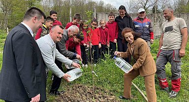 Gazeteciler, 19 yıl önce tadilat ettirdikleri okulda öğrencilerle buluşup hediye dağıttı
