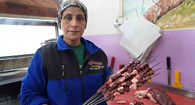 Gaziantep'in kadın ciğer ustası müşterilerden tam not alıyor