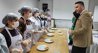 Gaziantep'te öğrenciler içli köfte yaptı