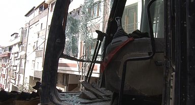 Gaziosmanpaşa'da binadan kopan tahta parçası aracın camını parçaladı: Kepçe operatörü yaralandı