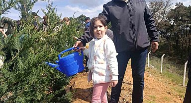 Gaziosmanpaşa'da çocuklar fidanları toprakla buluşturdu