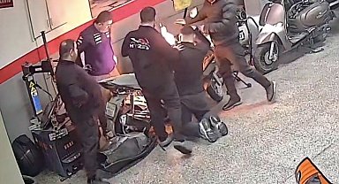 Gaziosmanpaşa'da tamir edilmeye çalışılan motosiklette yangın çıktı, o anlar kamerada