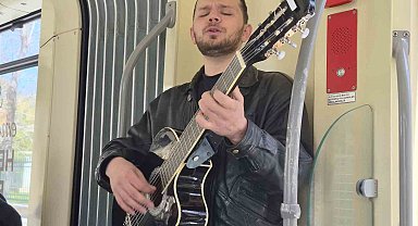 Genç müzisyen gitarıyla tramvayda konser verdi