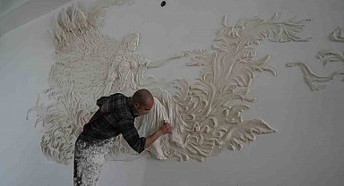 Genç sanatçı alçıyla duvarları resim tablosuna dönüştürüyor