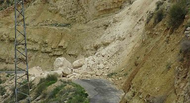 Gercüş'te dev kayalar yolu kapattı